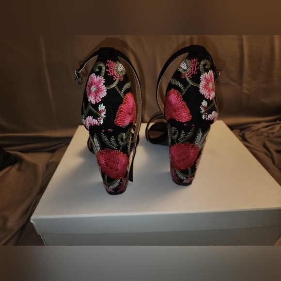 Womens floral embroidered high heels, size 6.5 - Picture 2 of 3